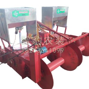 200型双垄草莓起垄镇压施肥一体机