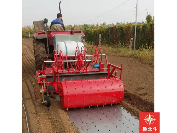 160型洋葱起垄铺膜铺管施肥打药打孔定植机.jpg