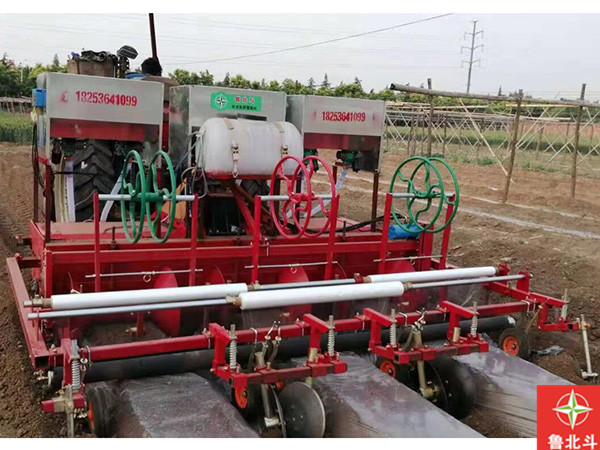 240型红薯起垄铺膜施肥打药铺管一体机.jpg