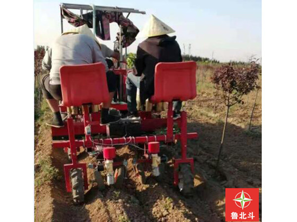 两行辣椒移栽浇水一体机001.jpg