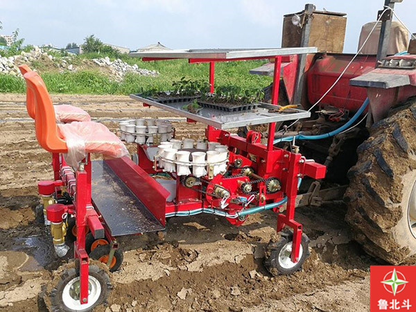 两行蔬菜移栽机007.jpg