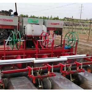240型红薯起垄铺膜施肥打药铺管一体机